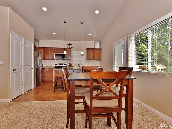 5th image of 829 Smalley Ln