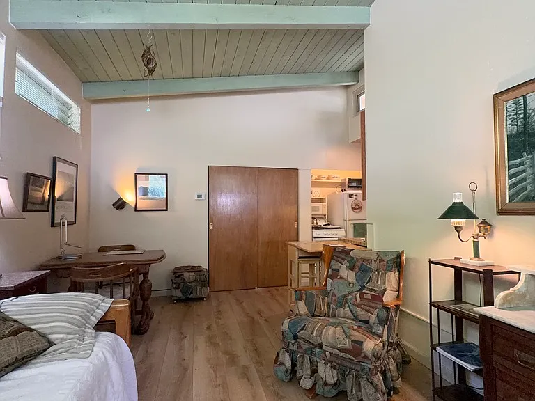 350 Chapman Dr — Photo 3