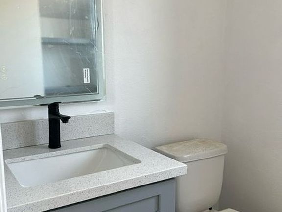 5th image of 553-555 E Flower St #553-1