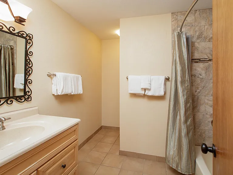 Full hall bath across from the second bedroom