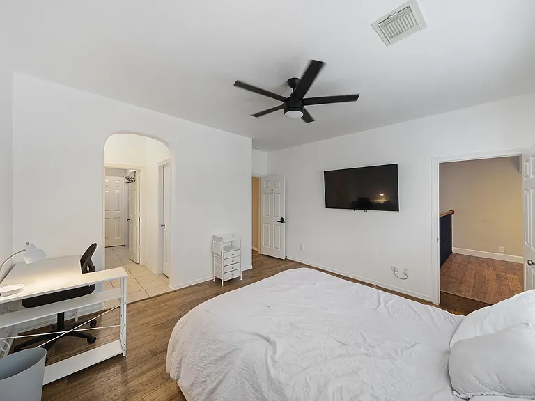 Desk/Queen bed/TV/Ceiling fan/Door to sitting a