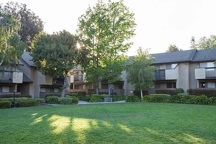 4875 Mowry Ave — Photo 2
