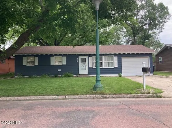 340 8th St NE, Watertown, SD 57201