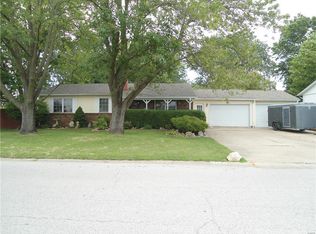 129 Rosewood Dr, Jerseyville, IL 62052