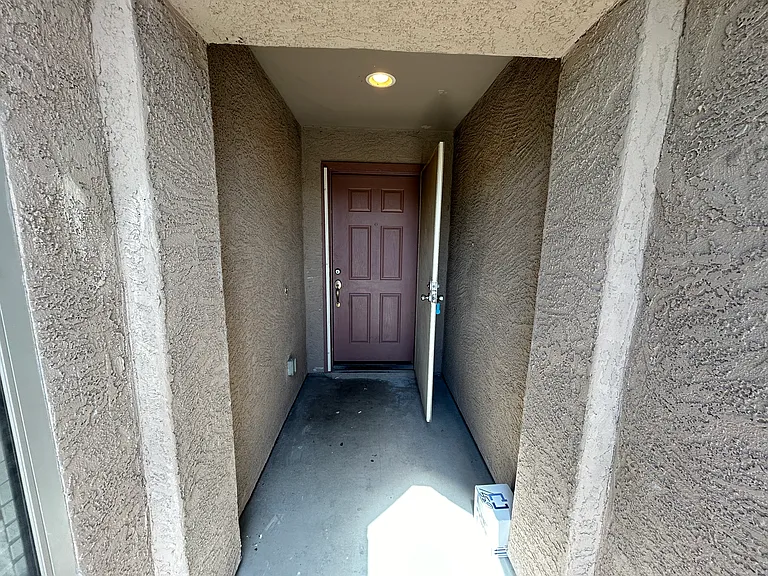 7028 S 46th Dr — Photo 4