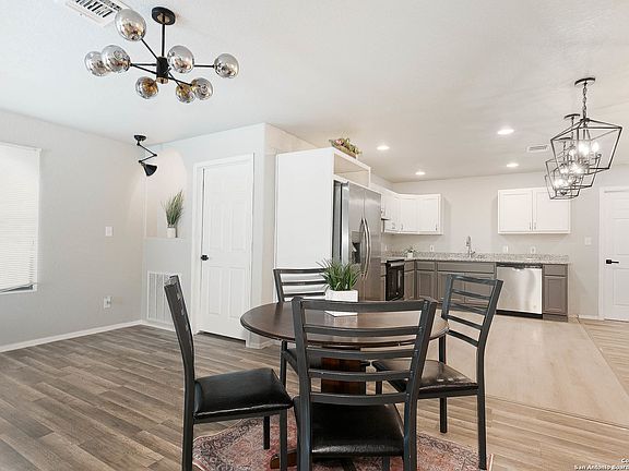 3rd image of 703 W GRAMERCY PL
