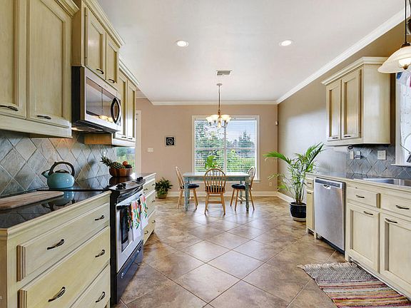 5th image of 205 Meadow Lake Dr