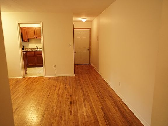 5th image of 384 Laurel Ave APT 3