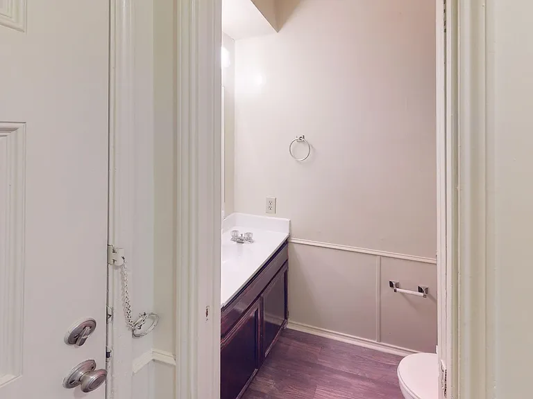 521 W Sycamore St — Photo 13