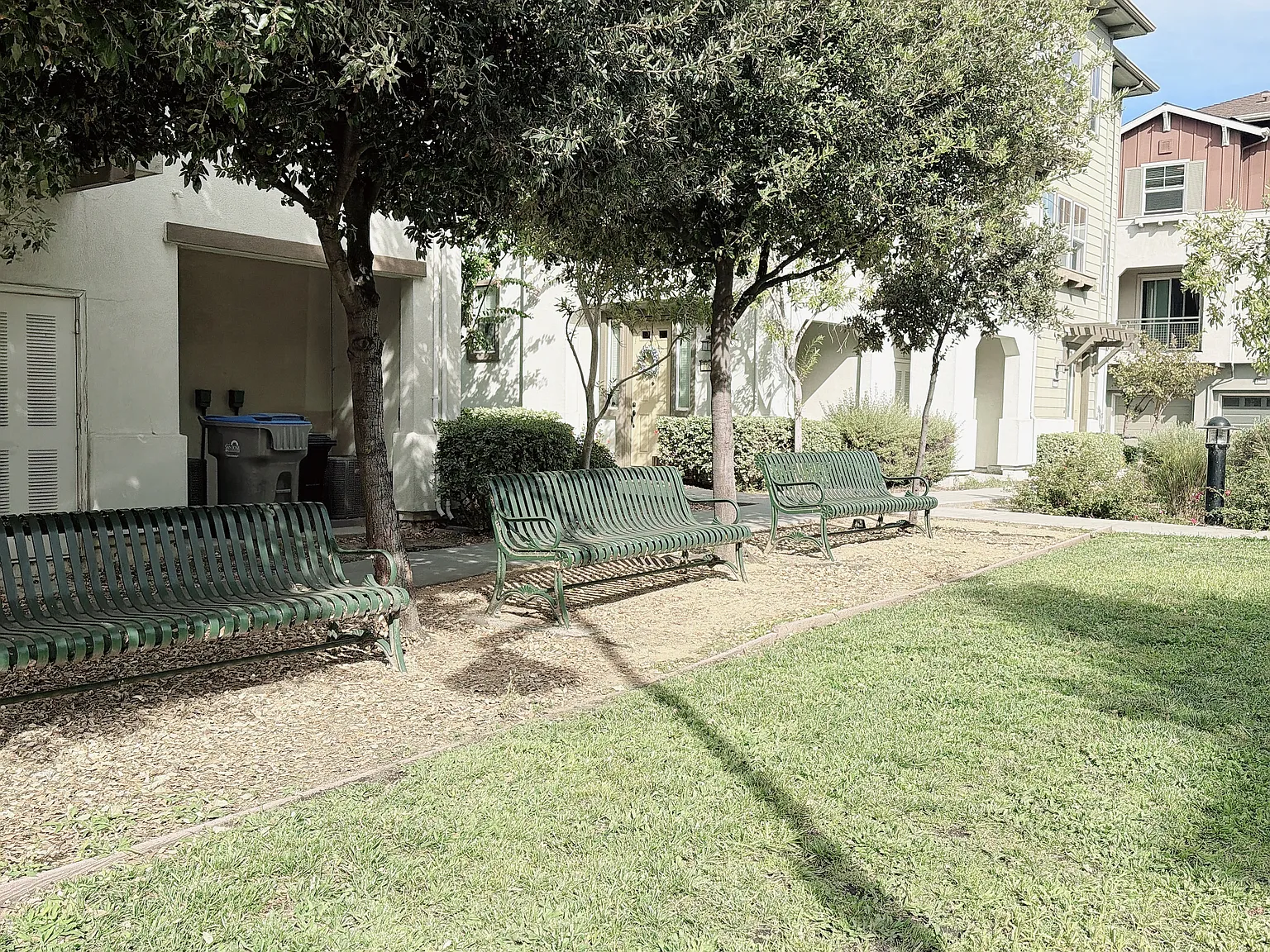 3 bed, 2.5 bath, 1528 sqft, $4,200 — Photo 3