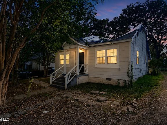3rd image of 3032 Windsor Ave