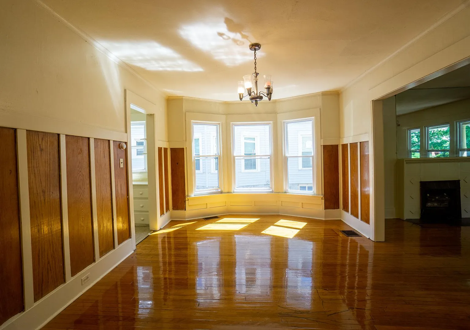 727 Euclid Ave - Available 6/1/27 - First Floor Flat Close to Campus Off Street Parking — Photo 1