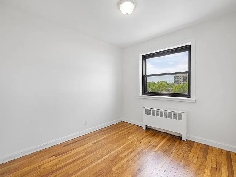 2335 Hudson Ter #D6 — Photo 10