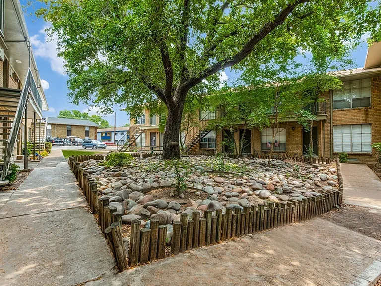 Dell Marr Allandell Apartments Courtyard