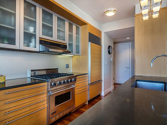 3rd image of 30 West St #32FG