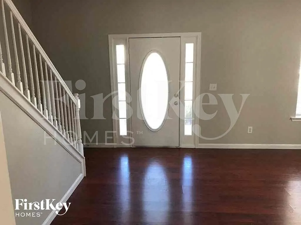 4 bed, 2.5 bath, 1812 sqft, $2,225 — Photo 2