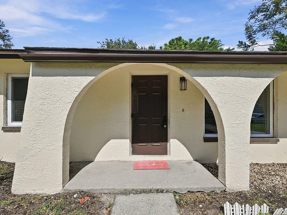 7608 N Sanibel Cir