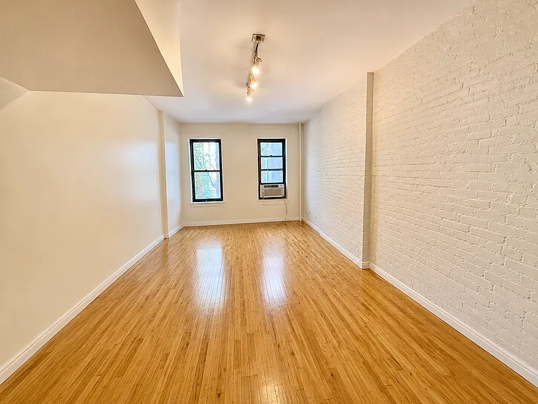 1105 1st Ave #6 — Photo 1