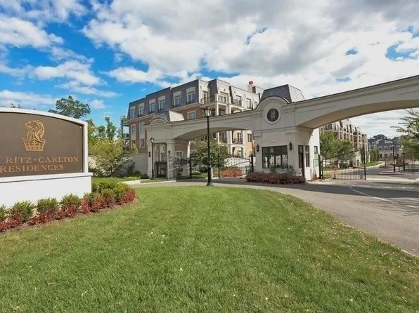 1000 Royal Court #1011, North Hills, NY 11040