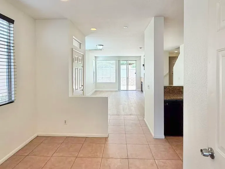 1209 Madrigal Ct — Photo 3