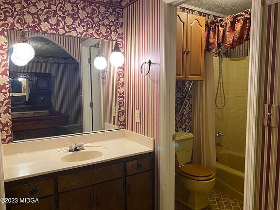5th image of 129 Briarwood Cir