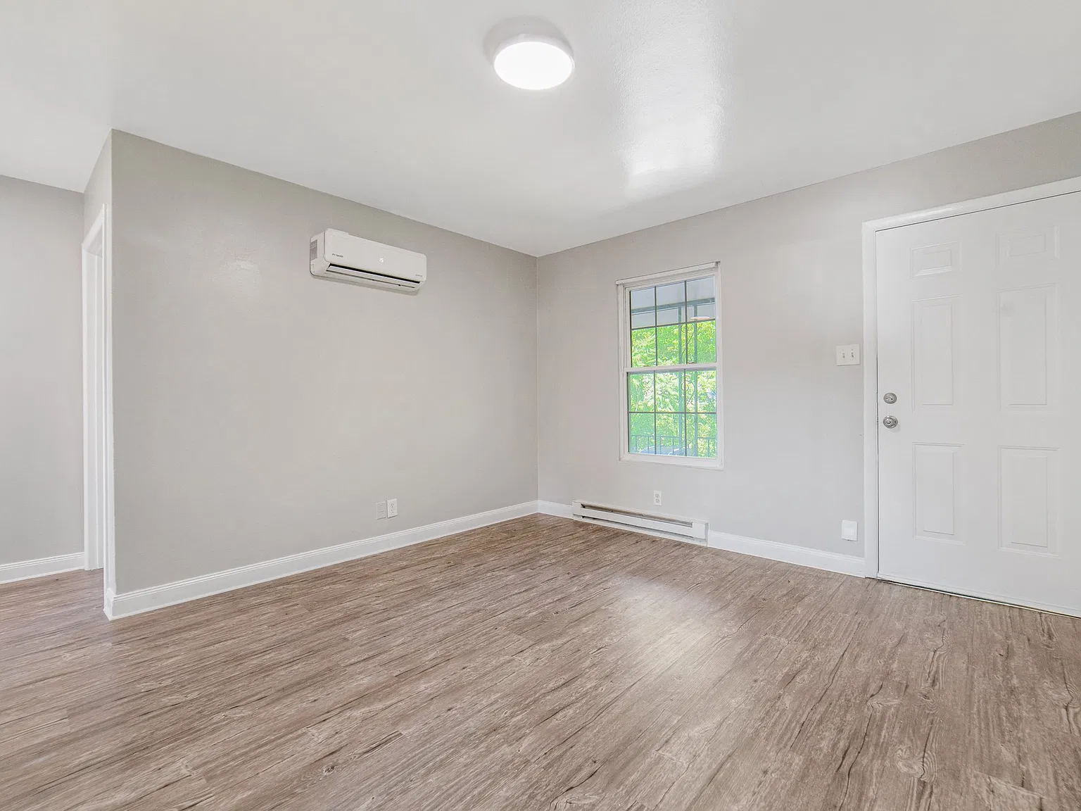 Cozy 2 Bed, 1 Bath Unit on Elizabeth St NW, Huntsville - $650/mo — Photo 2