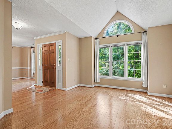 2nd image of 3032 Oakcroft Dr