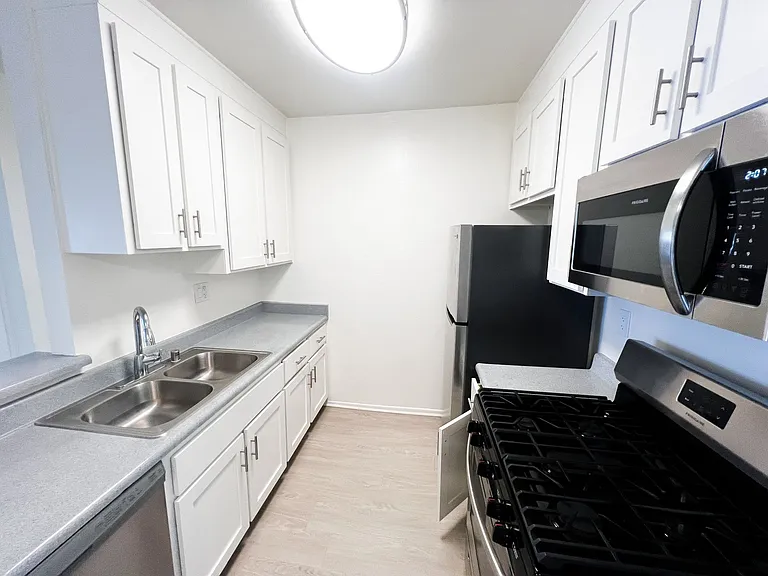 11018 Moorpark Apartments — Photo 11