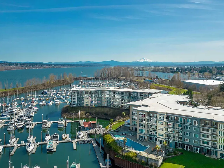 Yacht Harbor Club — Photo 2