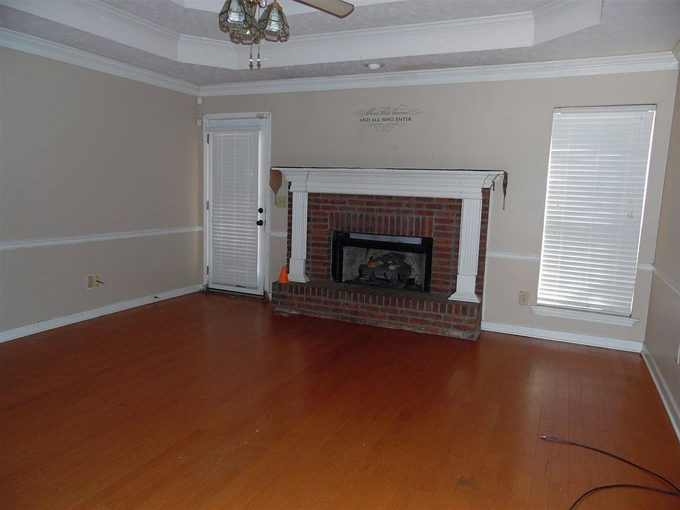 2nd image of 913 Mountain Crest Dr