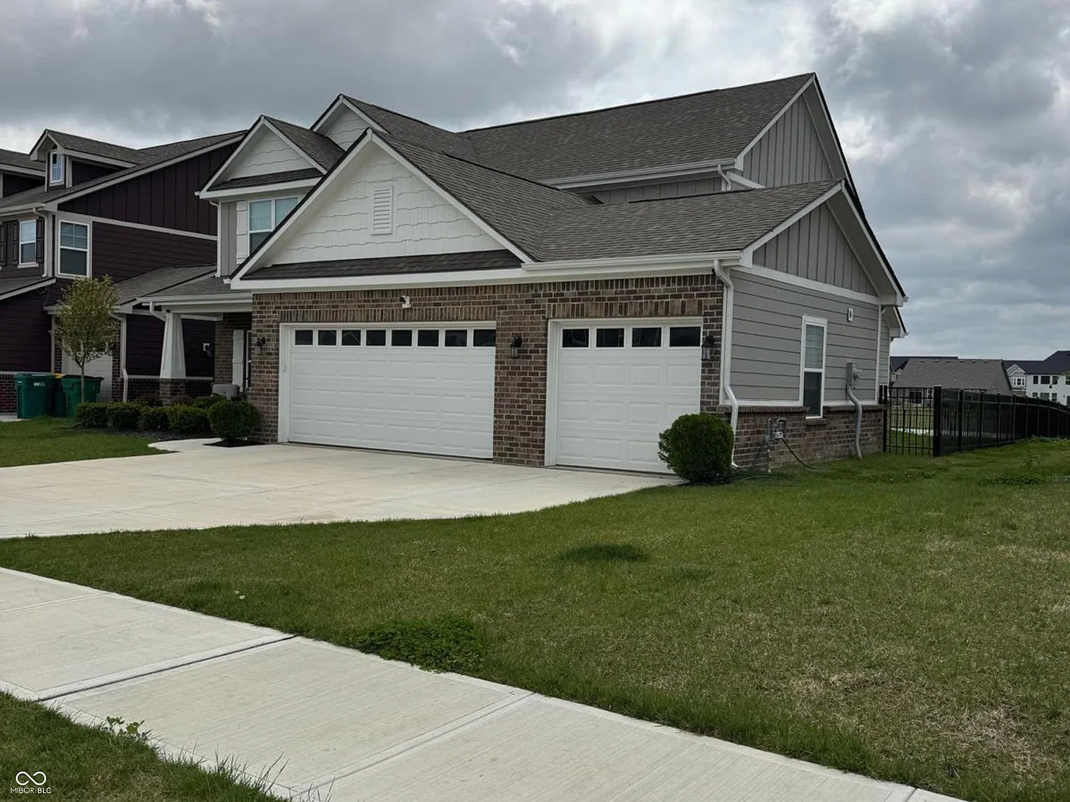 3 bed, 2.5 bath, 2319 sqft, $3,200 — Photo 2