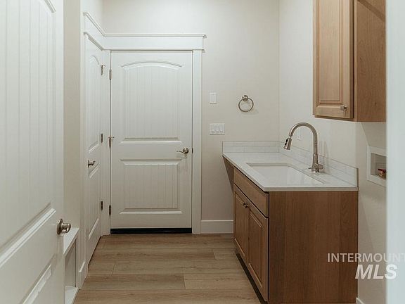 5th image of 1396 Haizlee Way