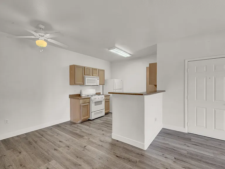 #GuardianReatly 8250 N Grand Canynon #2167 NW Condo Rental dinning_08072025