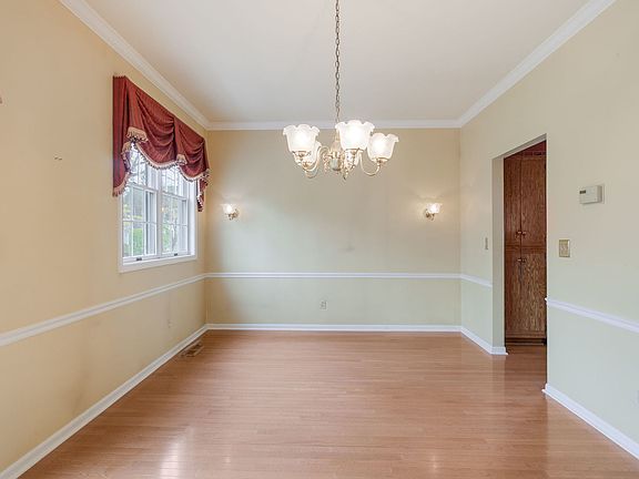 5th image of 2104 Foxfield Rd