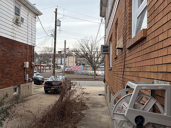 3rd image of 83 Lyman Ave Lyman Avenue