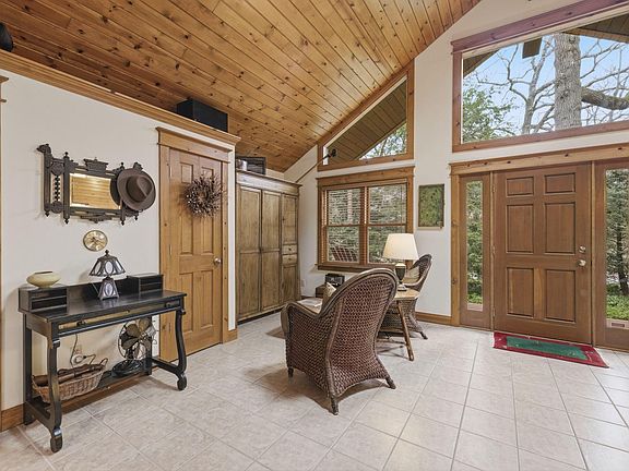 3rd image of 4004 Creek Dr