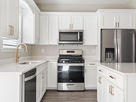 4th image of 1045 Castlemaine Dr