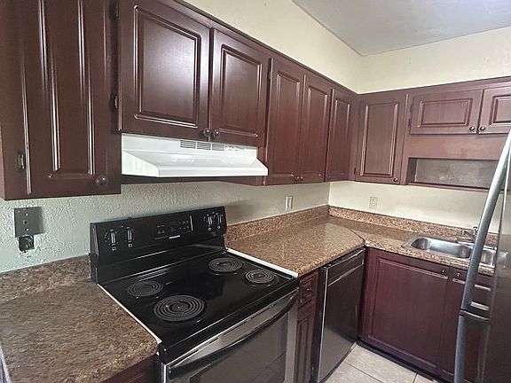 3rd image of 243 Castlewood Dr APT 3