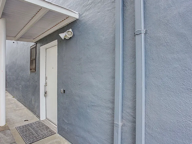 184 Canterbury Ave — Photo 4