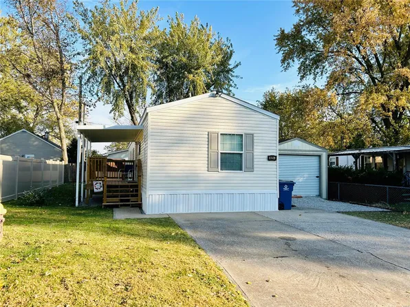 424 Parkside Dr, Troy, IL 62294