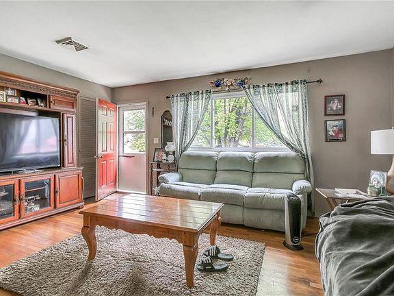 4th image of 5 Lincoln Dr