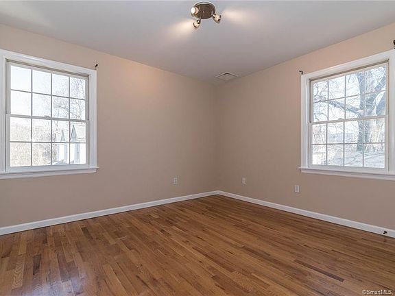 4th image of 54 Myrtle Ave APT 10