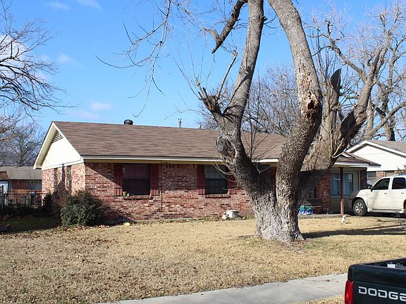 3rd image of 2739 Larchmont Dr
