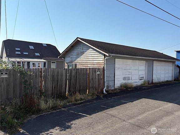 4th image of 2571 Rainier Avenue