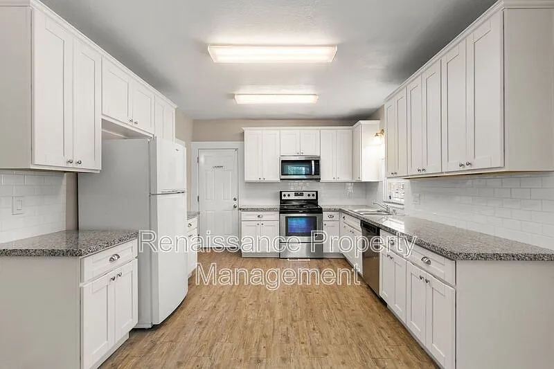 2 bed, 1.0 bath, 804 sqft, $1,745 — Photo 2