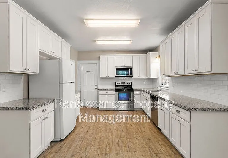 400 E Ellis St — Photo 2