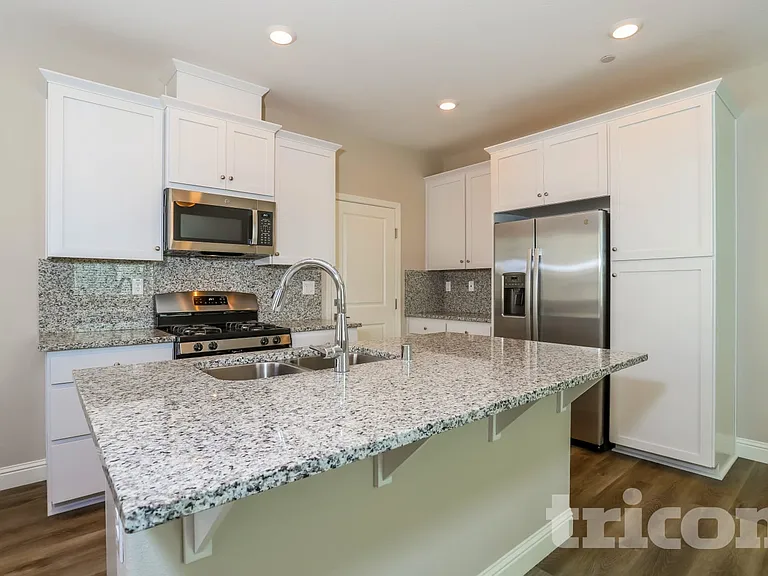 1265 Victorian St — Photo 2
