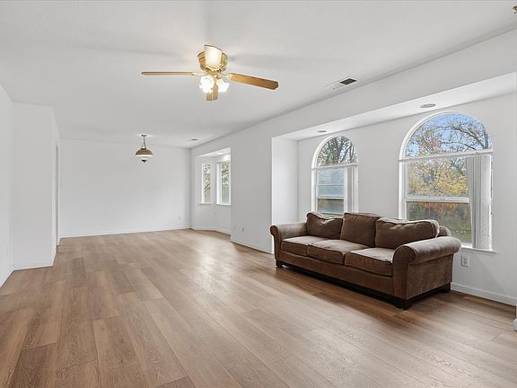 Large Living room/Dining room