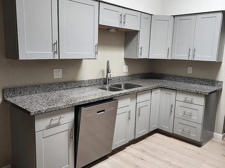 648 Suffolk Dr — Photo 3