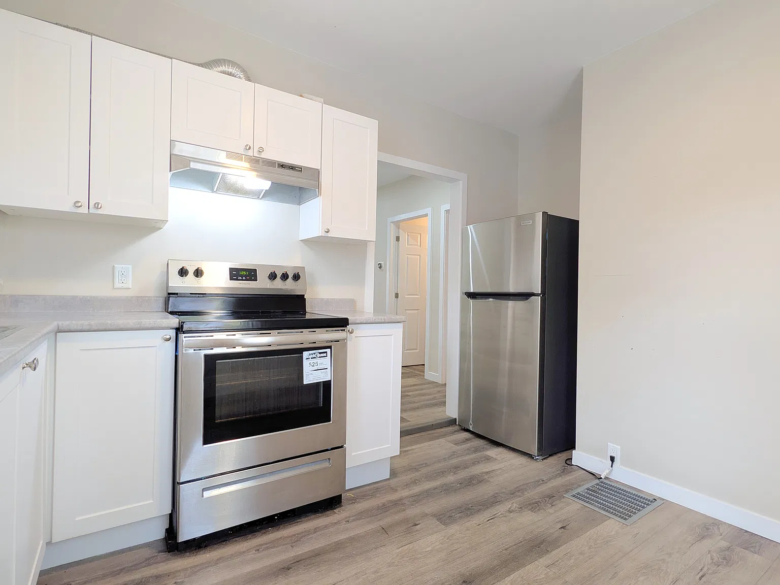 1580 Dufferin Pl — Photo 3